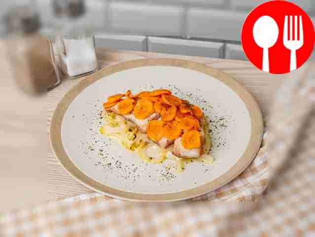 Запеченный окунь с морковью