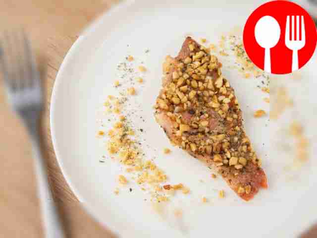 Запечный окунь с арахисом и лимоном в духовке