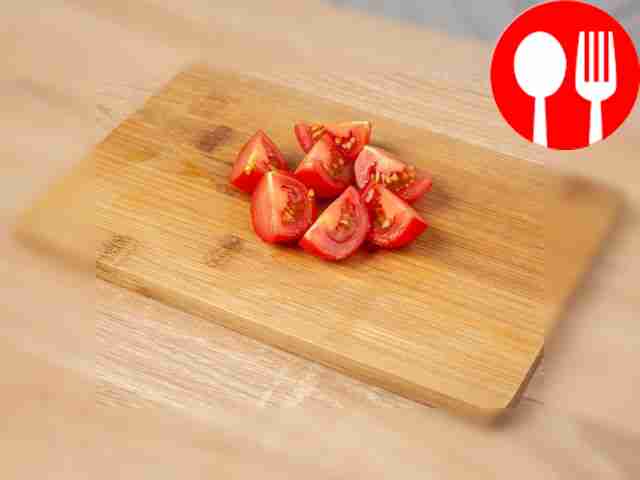 Разрежьте помидоры черри на четыре части —...