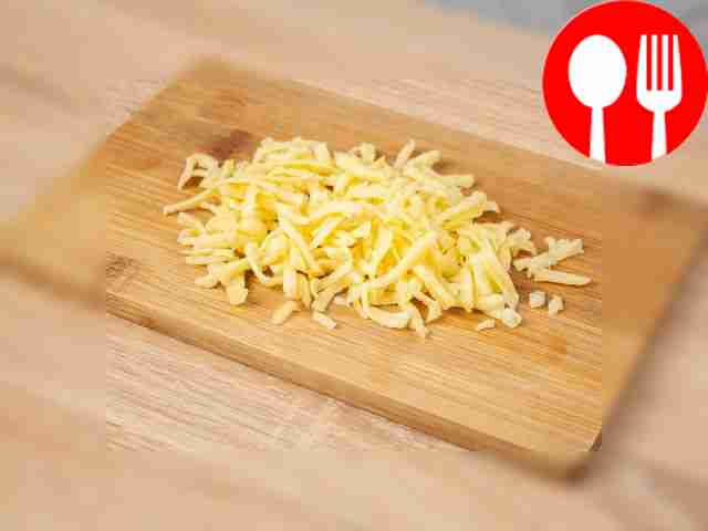 Натрите твердый сыр на крупной тёрке.