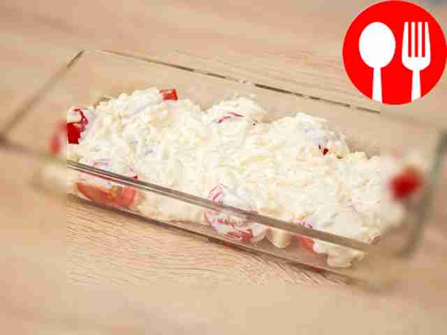 Смажьте форму растительным маслом. Выложите на...