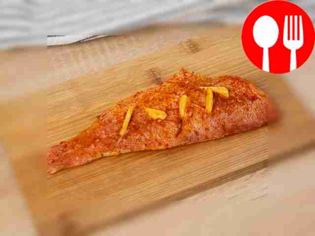 В очищенном филе окуня сделайте небольшие...