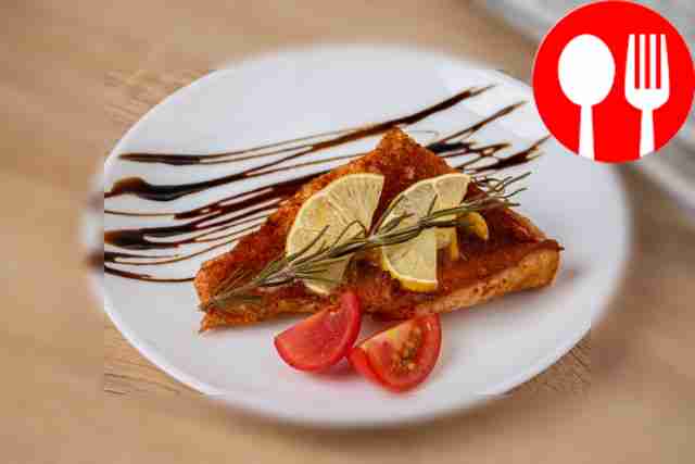 Разложите готовую рыбу по порционным тарелкам,...