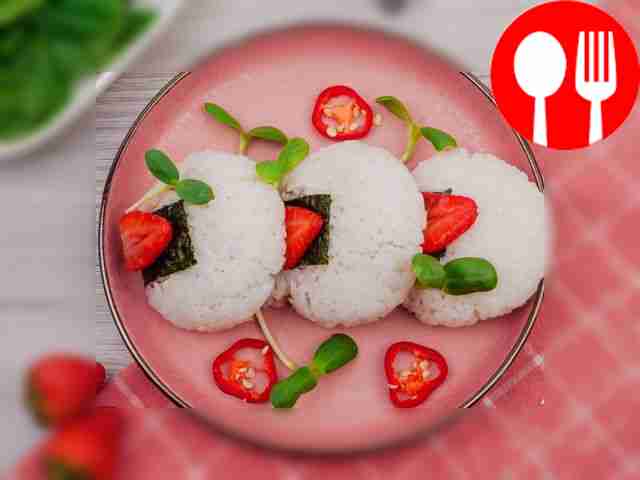 Онигири с клубникой и чили