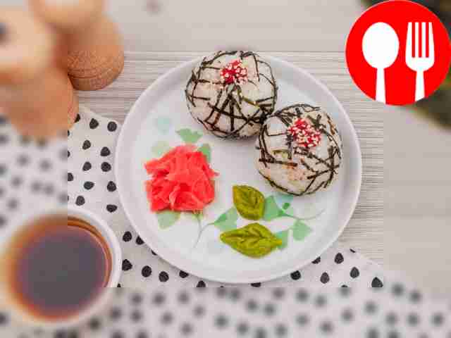 Онигири с курицей тирияки