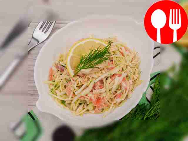 Салат из капусты с семгой и сыром