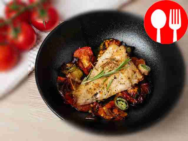 Окунь, запеченный с черри