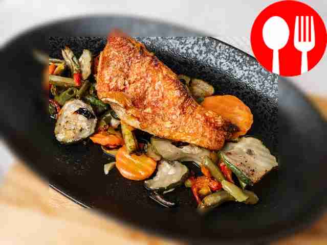 Окунь с овощами