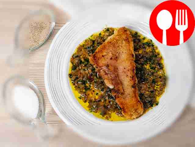 Окунь, жаренный в кляре с соусом