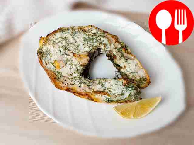 Морской окунь, запеченный в сметане