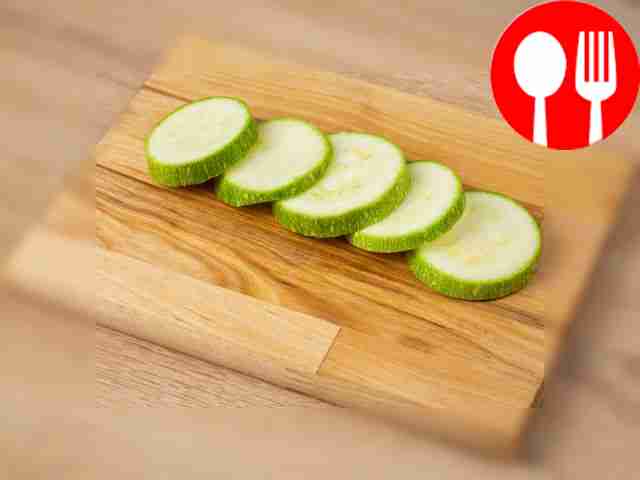 Cut the zucchini into slices.