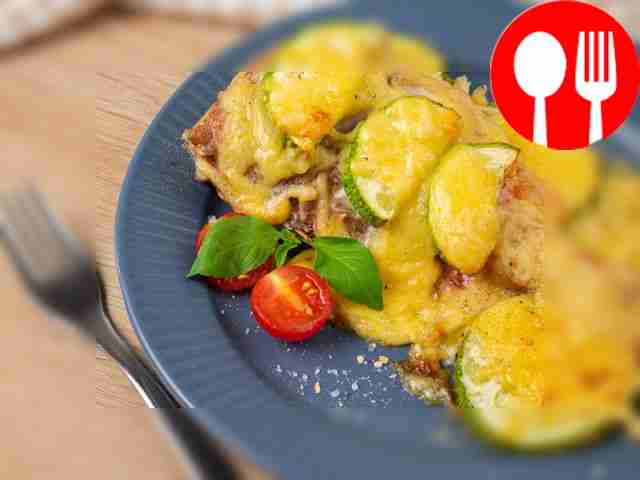 Окунь, запеченый с кабачками