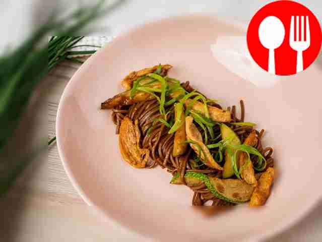 Соба с курицей и кабачком