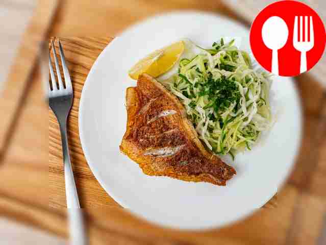 Жаренный окунь с салатом из капусты