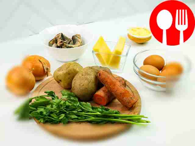 Boil potatoes, carrots and chicken eggs. Drain...