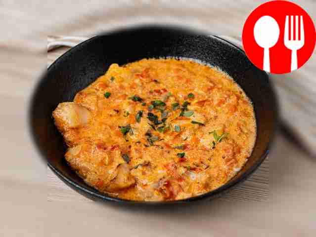 Окунь в сметанно-томатном соусе