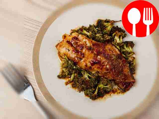 Окунь с брокколи в азиатском стиле