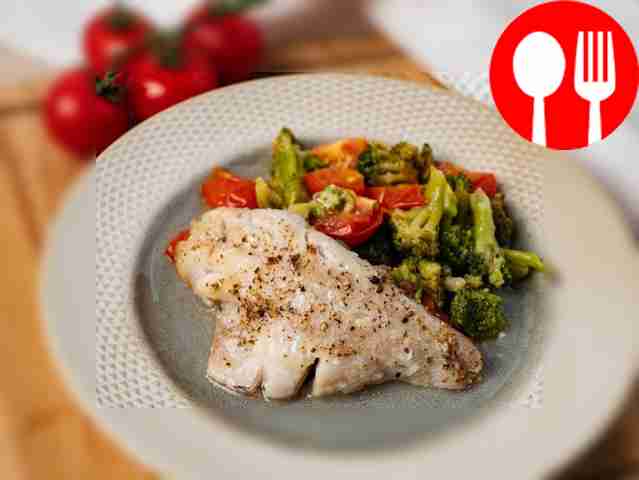 Окунь, запеченный в фольге с брокколи