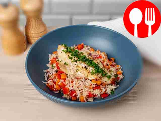 Окунь, запеченный с рисом и овощами