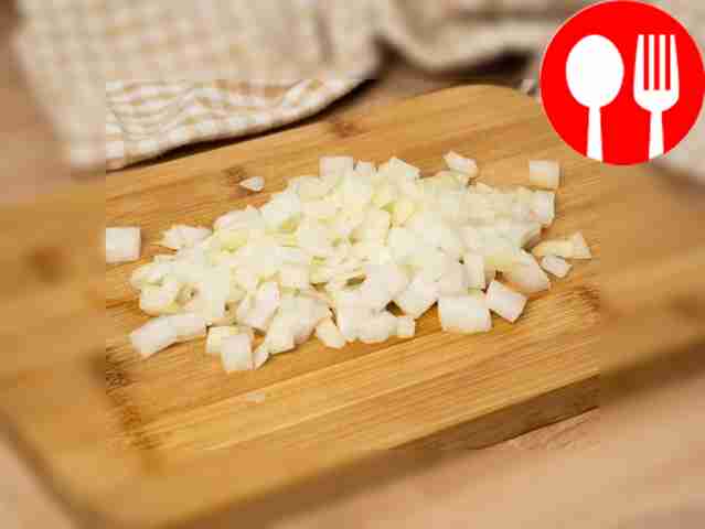 Cut the peeled onion into cubes.