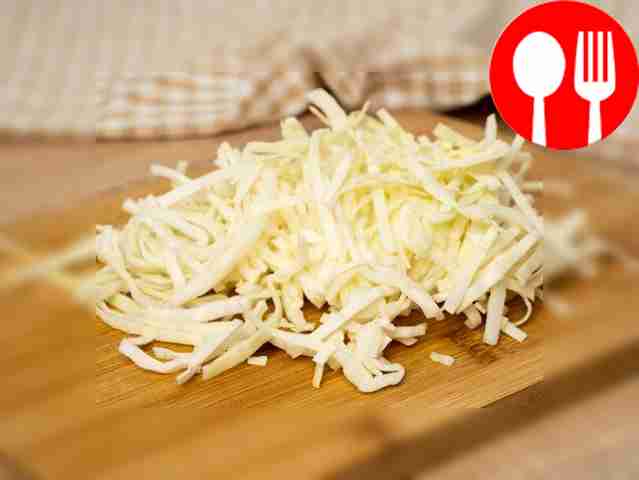 Chop the white cabbage.