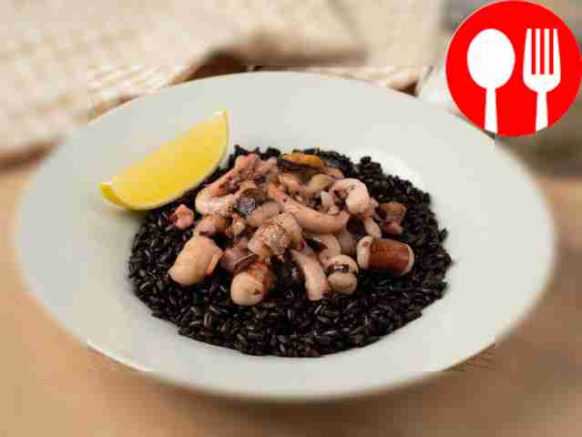 Черный рис с морепродуктами