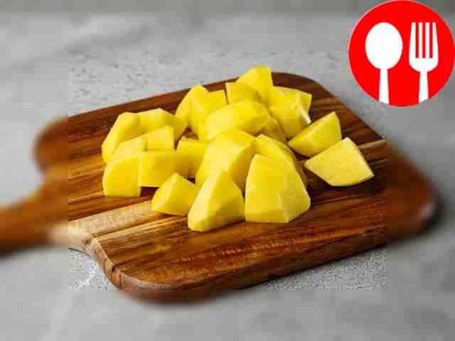 Очистите картофель и нарежьте его кубиками.