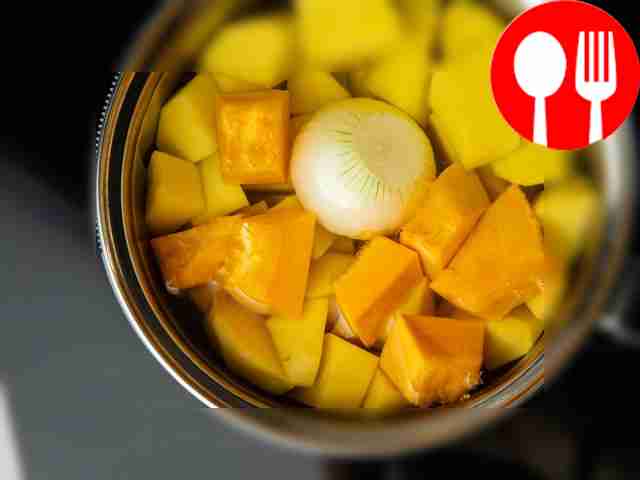 Очистите тыкву и нарежьте её на кубики....