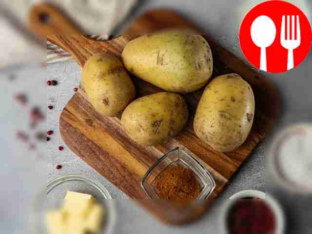 Помойте и очистите картофельные клубни....