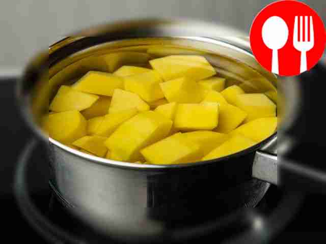 Залейте картофель горячей водой, которую...