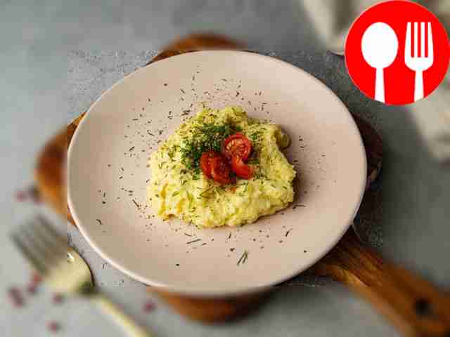 Выложите пюре на тарелку. Сверху посыпьте...