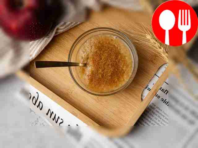 Пюре из яблок с корицей и сахаром Apple puree with cinnamon and sugar