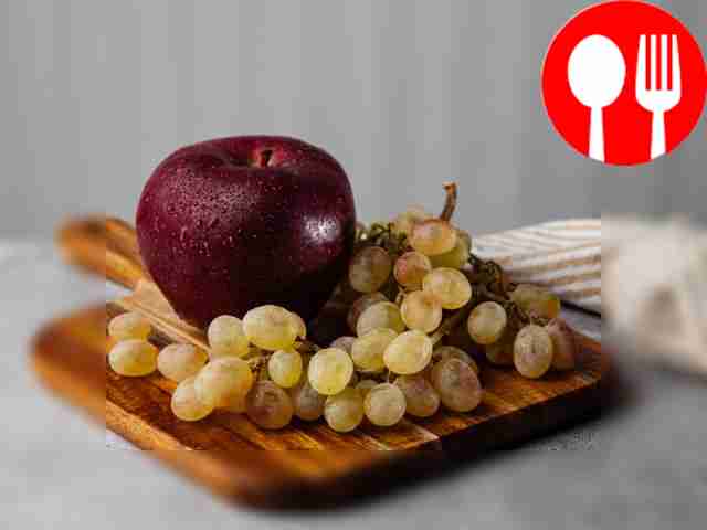Prepare all ingredients. Rinse apples and grapes.