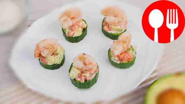 Закуска в огурце с креветками и семгой
