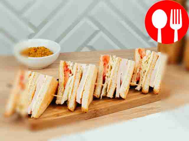 Club sandwich with ham