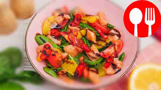 Салат с красной рыбой и апельсином