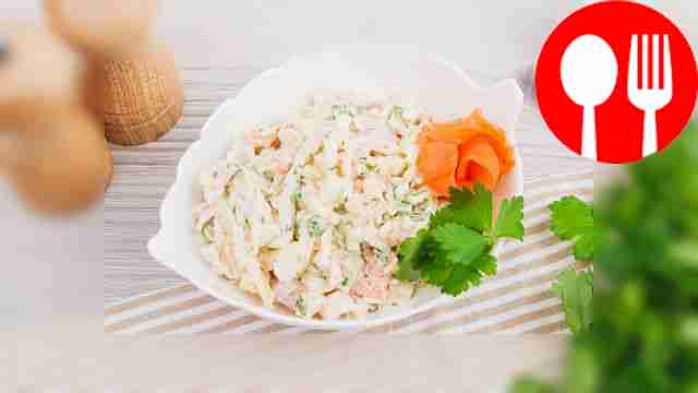 Салат с креветками, кальмаром и семгой