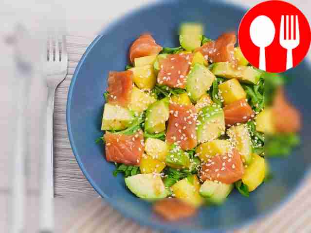 Салат с семгой, манго и авокадо