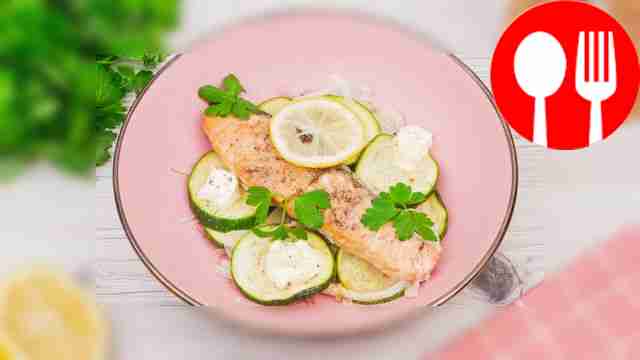 Семга, запеченная с цукини и луком