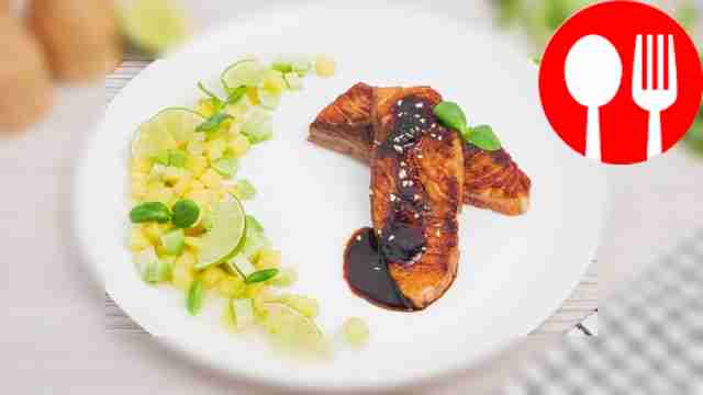 Семга с чатни из манго и авокадо