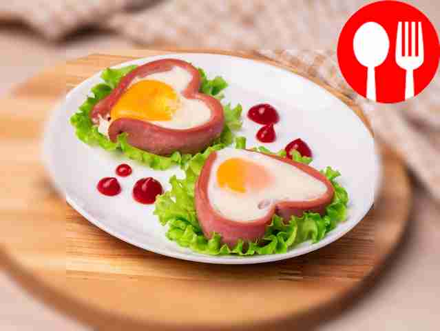 Сердечки из сосисок с яйцом