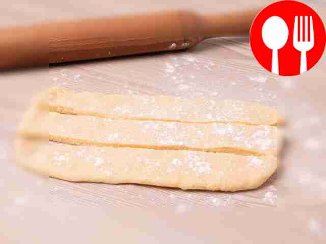 Раскатайте тесто в тонкий слой. Чтобы оно не...