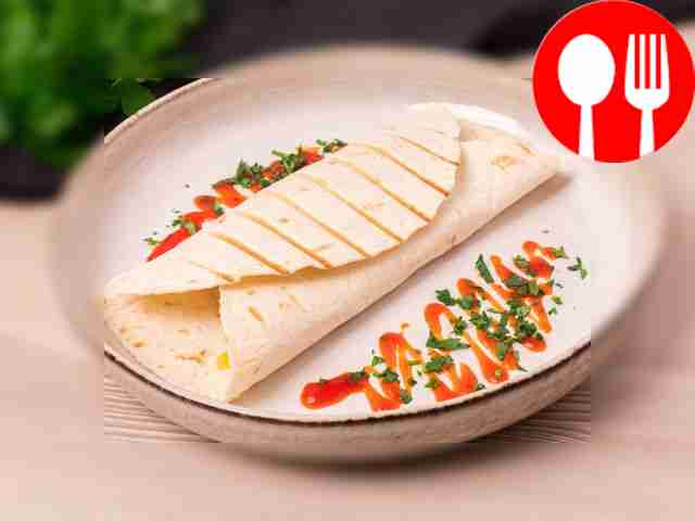 Сосиски с сыром в тортилье