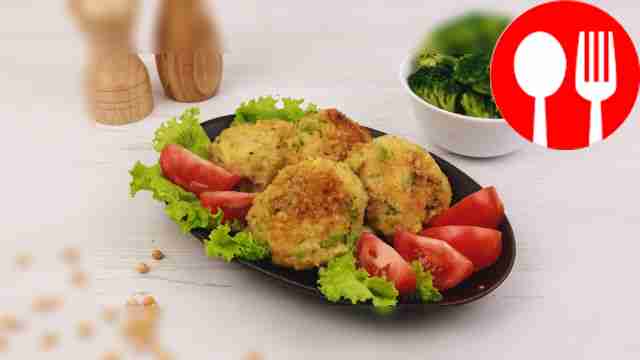 Place the finished cutlets on a paper napkin...