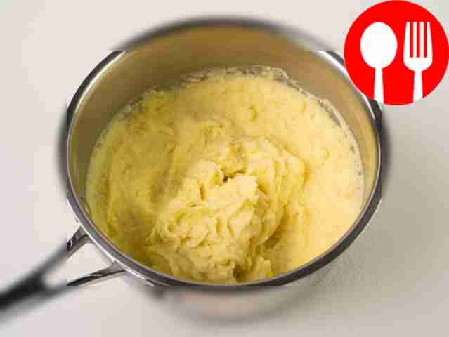 When the potatoes are ready, drain the water...