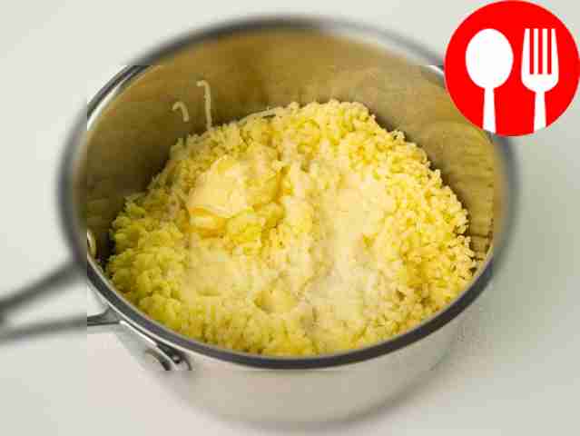 When the potatoes are ready, drain the water...