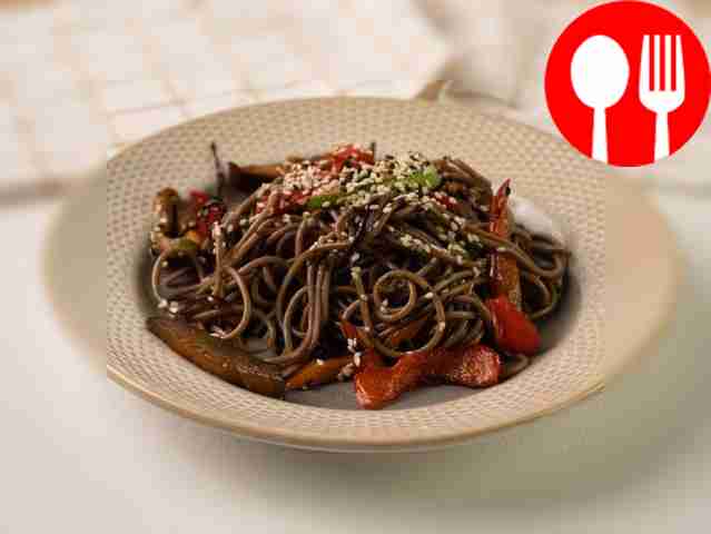 Соба с овощами в соусе свит-чили