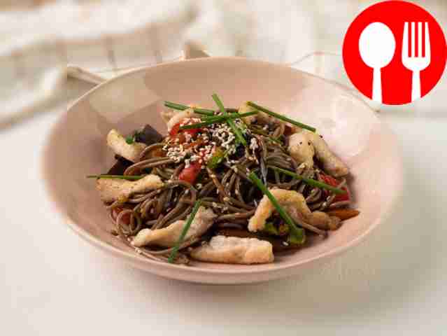 Соба с овощами и курицей