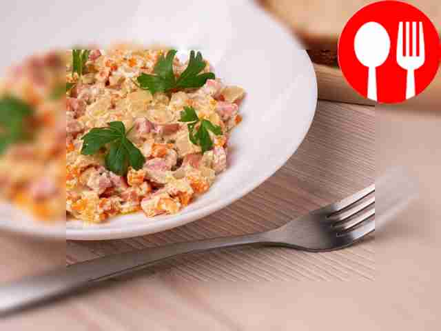 Сосиски в сметане с овощами