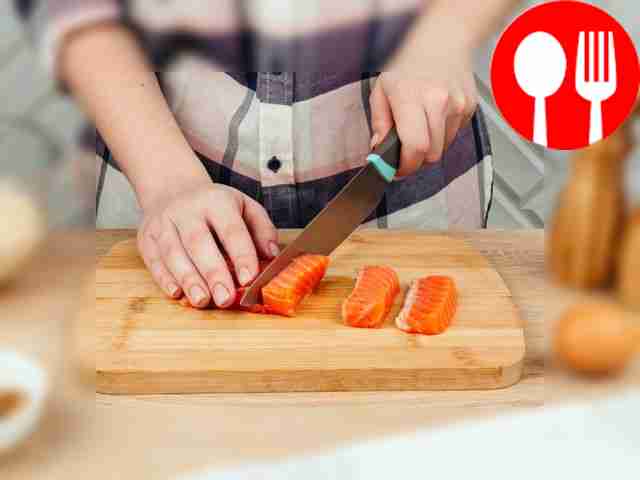 Cut the salmon into medium pieces.